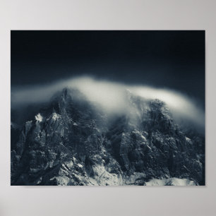 Póster Oscuridad y nubes blancas sobre las montañas