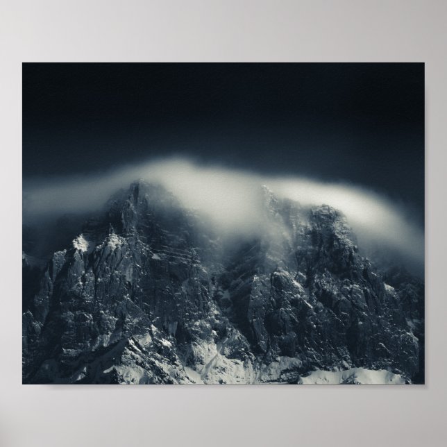Póster Oscuridad y nubes blancas sobre las montañas (Frente)
