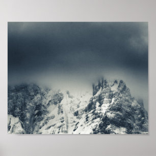 Póster Oscuridad y nubes cubriendo la montaña