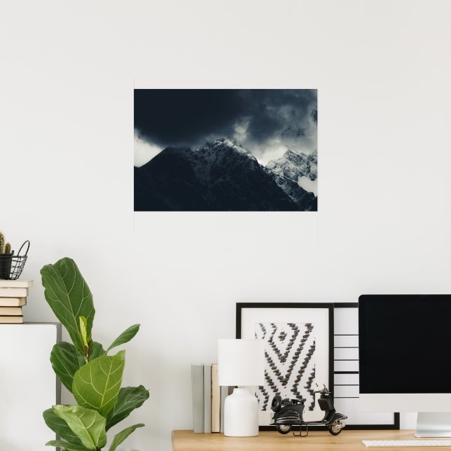 Póster Oscuridad y nubes de tormenta sobre montañas (Oficina en casa)