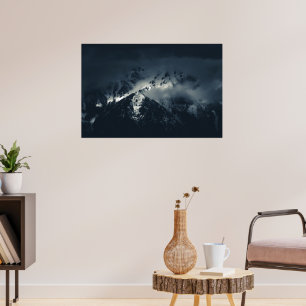 Póster Oscuridad y nubes sobre las montañas