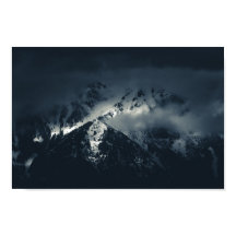 Oscuridad y nubes sobre las montañas