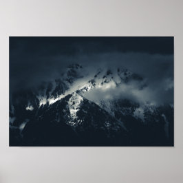 Póster Oscuridad y nubes sobre las montañas