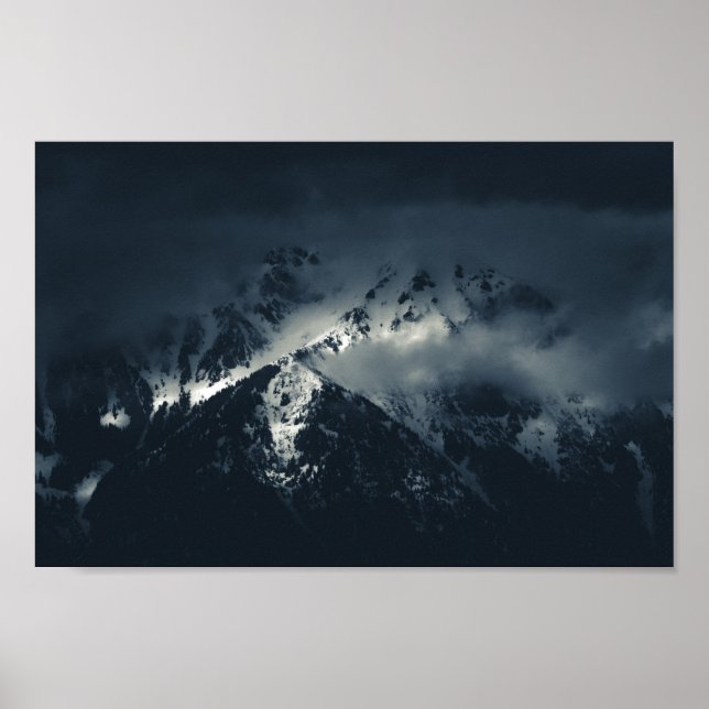 Póster Oscuridad y nubes sobre las montañas (Frente)