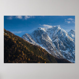 Póster Otoño e invierno en montañas nevadas