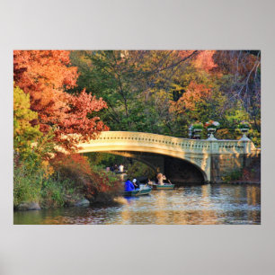 Póster Otoño en Central Park: Boaters by Bow Bridge #01
