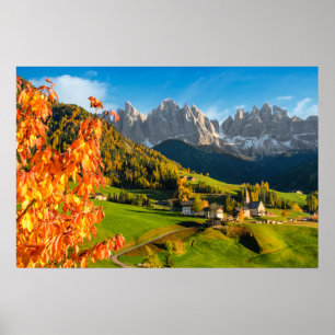 Póster Otoño en un paisaje Dolomita con iglesia