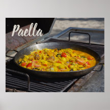 Paella se prepara en un regalo a la parrilla para 