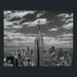 Póster Paisaje blanco y negro de la ciudad de Nueva York<br><div class="desc">Edificio Empire State con vistas elevadas a las nubes | Jonnie Miles | Id. de activo: 126272921</div>