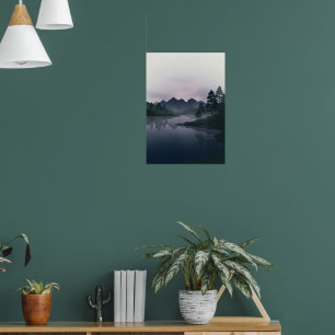 Póster Paisaje de lago azul brumoso de montaña y bosque d