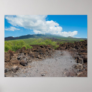 Póster paisaje de lava y montañas a lo largo del sendero 