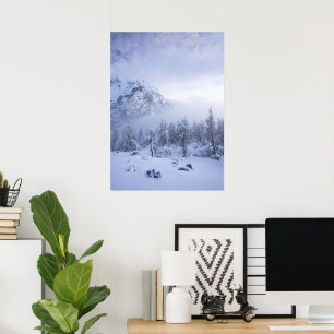 Póster Paisaje invernal, niebla, bosque de abetos y monta