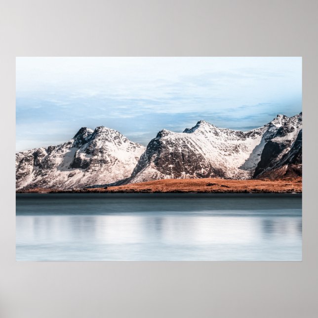 Póster Paisaje montañoso nevado en Lofoten Foto (Frente)
