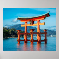 Paisaje panorámico con la puerta Torii japonesa