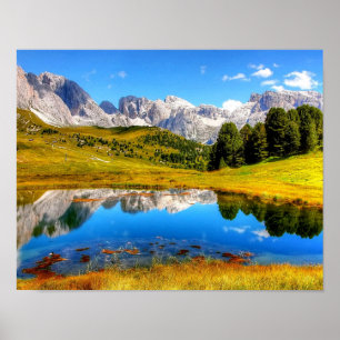 Póster Paisaje verde con estanques y montañas nevadas