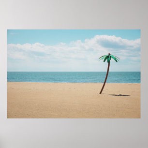 Póster Palmera artificial verde a orillas del mar