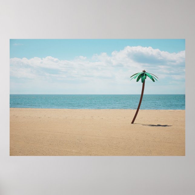 Póster Palmera artificial verde a orillas del mar (Frente)