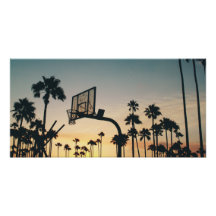 Palmeras de cancha de baloncesto al atardecer