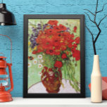 Póster Papas rojas y maricones de Vincent van Gogh<br><div class="desc">Still Life: Red Poppies and Daisies de Vincent van Gogh es un bello post impresionismo vintage de la vida floral pintura. Un bonito ramo de flores rojas de amapola y flores blancas de margarita frescas del jardín en un florero decorativo. Sobre el artista: Vincent Willem van Gogh (1853-1890) fue uno...</div>