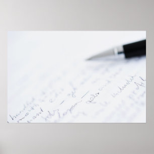 Póster papel blanco con texto y un bolígrafo