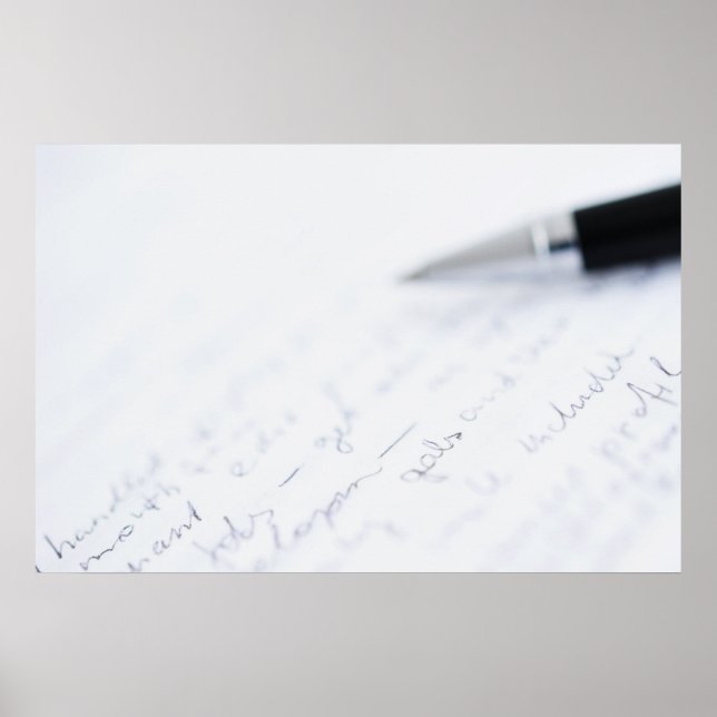 Póster papel blanco con texto y un bolígrafo (Frente)