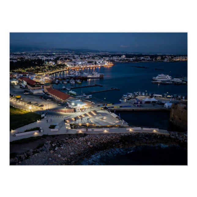 Póster Paphos Harbour drone view en la noche, Chipre (Anverso)