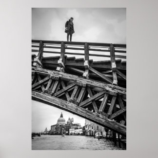 Póster Parada de atleta de parkour en el puente de Veneci