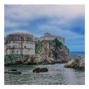 Póster Paredes de fortaleza, costa rocosa y mar en Croaci