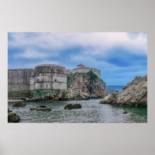 Póster Paredes de fortaleza, costa rocosa y mar en Croaci