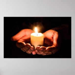 Póster Pareja de manos sosteniendo una noche de velas osc