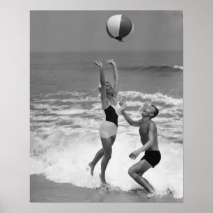 Póster Pareja jugando con una bola de playa