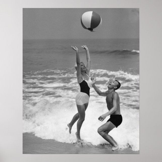 Póster Pareja jugando con una bola de playa (Frente)