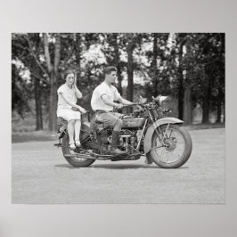 Póster Pareja montando motocicleta, 1928. Foto antigua