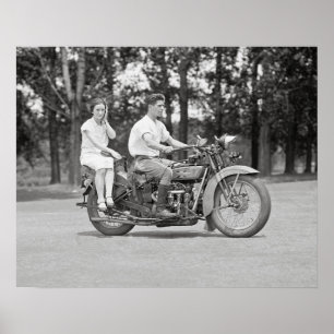 Póster Pareja montando motocicleta, 1928. Foto antigua
