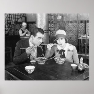 Póster Pareja que comparte fideos en un restaurante vinta