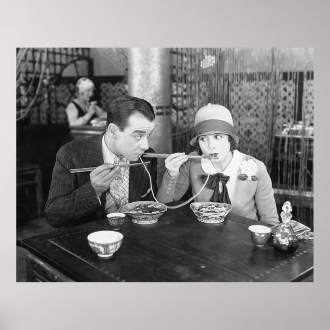 Póster Pareja que comparte fideos en un restaurante vinta (Frente)