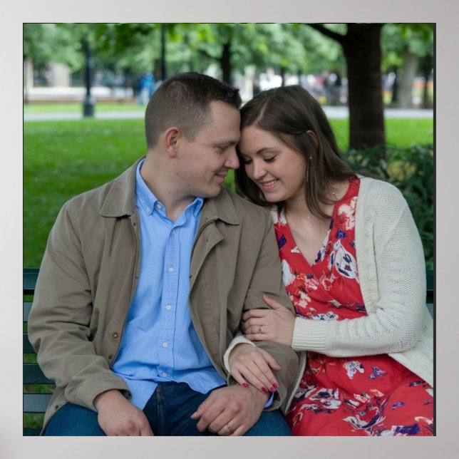 Póster Pareja romántica sentada cerca (Frente)