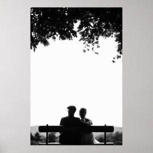 PÓSTER PAREJA SENTADA EN BENCH BAJO FOTO DE GRAYSCALE DE 