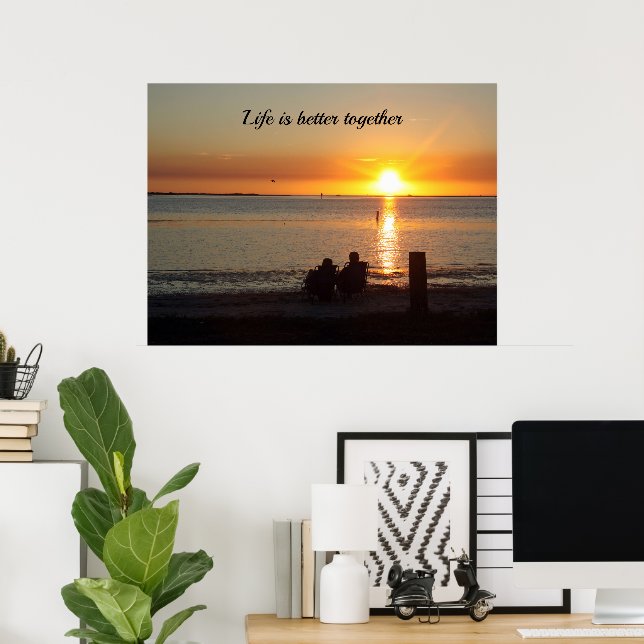 Póster Pareja Sentada En La Playa En El Poster Sunset (Oficina en casa)