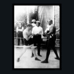 Póster Partido de boxeo de Cutler vs. Johnson 1914<br><div class="desc">La colección de fotografías antiguas de Zazzle tiene una sorprendente variedad de imágenes clásicas que van desde lo histórico hasta lo caprichoso. Esta poster conmemorativa muestra una reproducción de una fotografía del campeón de peso pesado Jack Johnson boxeando Marty Cutler en 1914.</div>