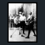 Póster Partido de boxeo de Cutler vs. Johnson 1914<br><div class="desc">La colección de fotografías antiguas de Zazzle tiene una sorprendente variedad de imágenes clásicas que van desde lo histórico hasta lo caprichoso. Esta poster conmemorativa muestra una reproducción de una fotografía del campeón de peso pesado Jack Johnson boxeando Marty Cutler en 1914.</div>