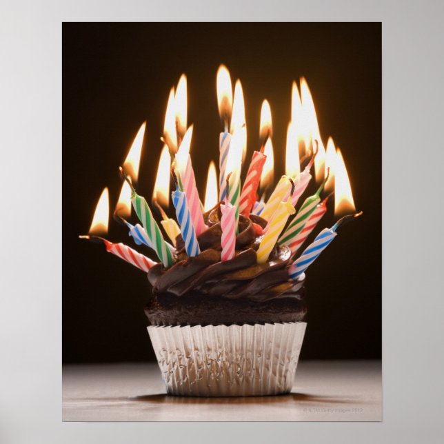 Póster Pastel de torta con velas de cumpleaños (Frente)