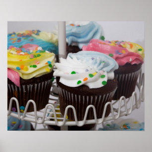 Póster Pasteles de chocolate en un puesto de pasteles 2