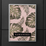 Póster Patrón y nombre de hojas de palma rosadas y dorada<br><div class="desc">El diseño de las hojas de palma rosadas y doradas Tropical presenta un diseño vibrante y exótico inspirado en la estética tropical. Los colores predominan en los tonos rosa y dorado, creando un ambiente lujoso y de diseño. El patrón consiste en hojas de palma representadas en una variedad de tamaños...</div>