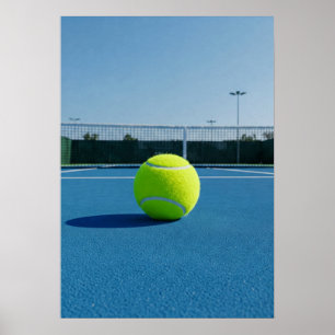 Póster Pelota de tenis brillante en vista de cancha azul
