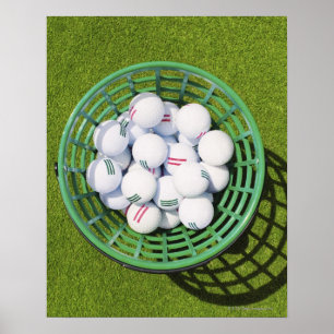 Póster Pelotas de golf en una cesta que se sienta en
