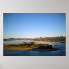 Póster Península de Pauanui cubierta de niebla