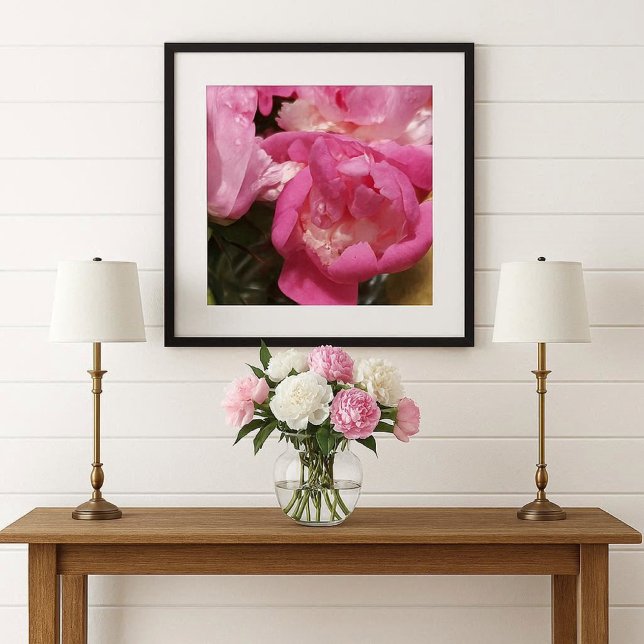 Póster Peonías rosadas en jarrón / Flor de peonía (Original photo of pink peony flower shown as a poster in a home decor mockup )