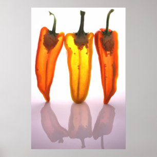 Póster Peppers a la mitad con luz a través de ellos poste