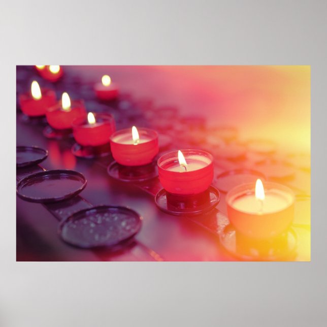 Póster Pequeñas velas de fuego en la iglesia católica (Frente)